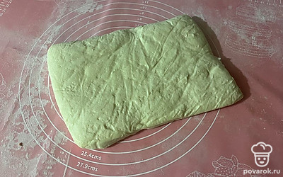Слоеное тесто заранее разморозьте.