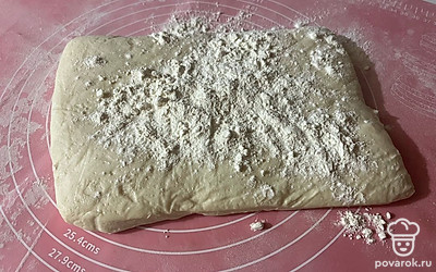 Присыпьте рабочий стол и тесто мукой.