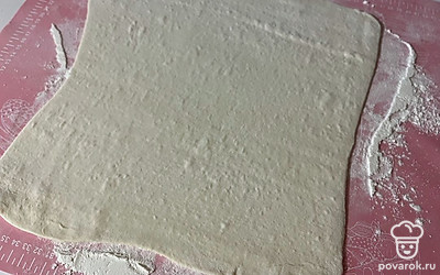 Раскатайте тесто в тонкий пласт.