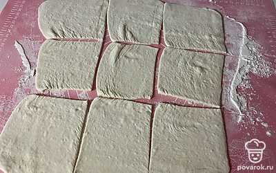 Пласт теста разрежьте на девять равных квадратов.