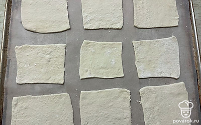 Переместите основы из теста на заранее подготовленную форму. 