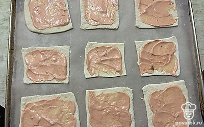 Распределите соус по каждой части. 