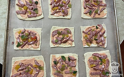 Также разложите болгарский перец. 