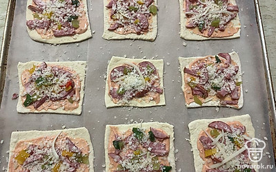 Присыпьте пиццы пармезаном. 