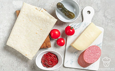 Помидоры тщательно промойте и обсушите с помощью бумажных полотенец. Подготовьте сковороду и терку.