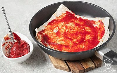 Смажьте лаваш томатной пастой. 