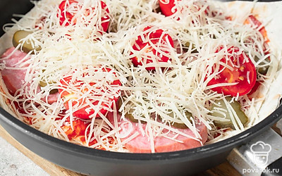 Обильно посыпьте всю пиццу оставшимся сыром.