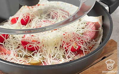 Накройте заготовку крышкой и оставьте на маленьком огне на 4-5 минут до полной готовности.