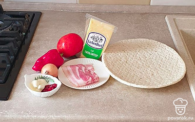 Подготовьте все ингредиенты. Основу для пиццы заранее достаньте из морозилки, оставьте при комнатной температуре на 20 минут.