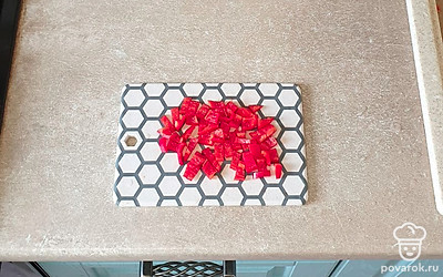 Перец промойте и удалите косточки. Нарежьте мелкими кусочками.