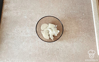 Лук очистите от кожуры и нарежьте тонкими полукольцами.