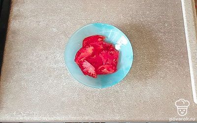 Помидор промойте в холодной воде и нарежьте тонкими дольками.