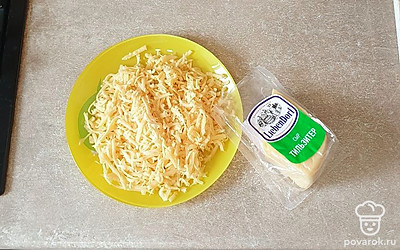 Сыр натрите на крупной терке.
