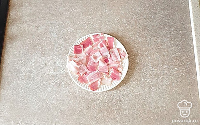 Бекон нарежьте квадратиками.