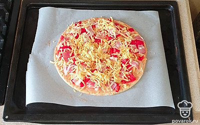 Сверху выложите бекон и оставшийся сыр. Запекайте в заранее разогретой духовке при 200 градусах в режиме «Верх-низ» 20 минут.