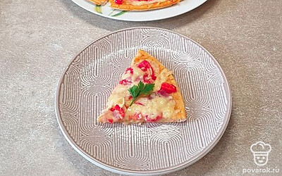 Пиццу подавайте сразу после приготовления, пока она еще горячая.