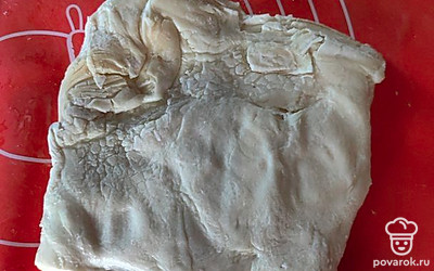 Раскатайте слоеное тесто.