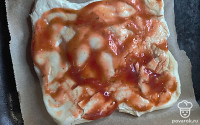 Добавьте острый соус и распределите по тесту. 