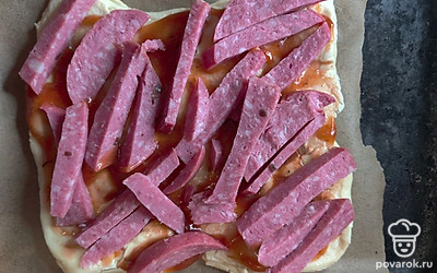 Добавьте сервелат, нарезанный соломкой. 