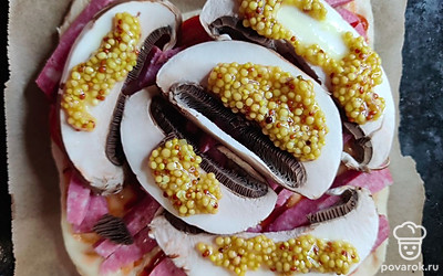 Приправьте зернистой горчицей.