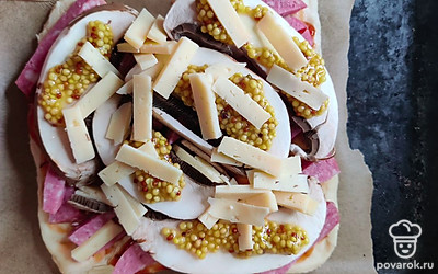 Добавьте сыр, нарезанный соломкой. 