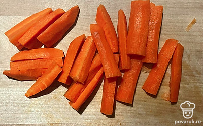 Морковь почистите и нарежьте.