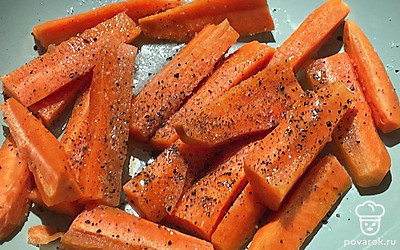 Посолите, добавьте черный молотый перец.