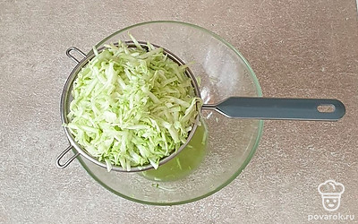 Кабачки натрите на крупной терке, посолите и перемешайте. Откиньте на сито, чтобы стекла лишняя жидкость. Оставьте на 10 минут.