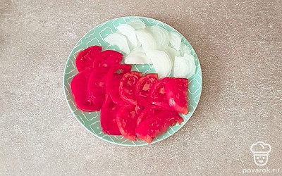 Помидоры и лук нарежьте тонкими полукольцами.