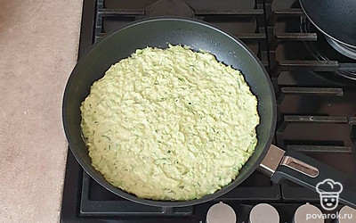 Сковороду смажьте растительным маслом и разогрейте. Выложите кабачковое тесто и разровняйте. Обжаривайте лепешку на небольшом огне с одной стороны. Затем основу для пиццы переверните и обжарьте еще пять минут. Можно накрыть крышкой.