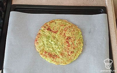 Готовую основу выложите на противень, застеленный пергаментной бумагой.