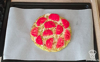 Сверху разложите нарезанный лук и помидоры.