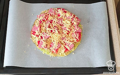 На помидоры выложите кусочки колбасы и тертый сыр. Выпекайте в заранее разогретой духовке при 200 градусах в режиме «верх-низ» 15-20 минут.