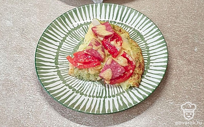 Кабачковую пиццу подавайте горячей, нарезав на порционные кусочки. Приятного аппетита!