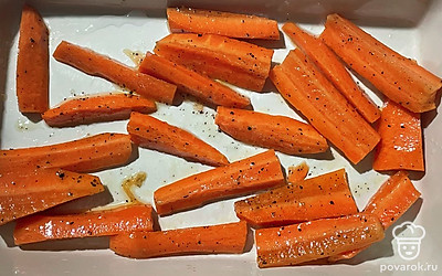 Выложите ломтики моркови в форму и накройте фольгой. Запекайте при 180 градусах 35 минут.