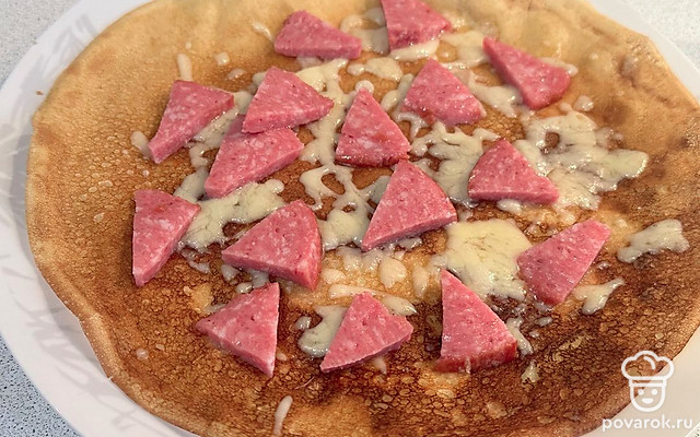 Блинная пицца с сервелатом и голландским сыром — Рецепт с фото