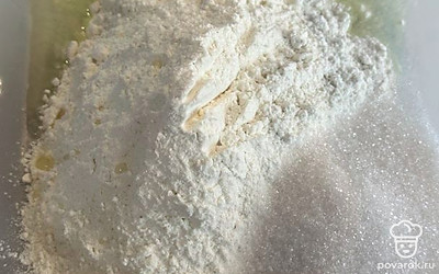 В кастрюлю разбиваем яйцо и добавляем муку.