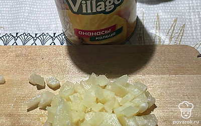 Мелко нарежьте ананасы.