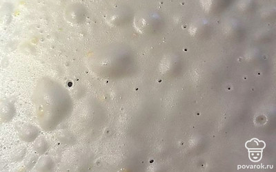 Сковороду смазываем растительным маслом. Выливаем тесто тонким слоем, распределяя равномерно по сковороде. Выпекаем на разогретой сковороде в течение 3 минут с одной стороны.