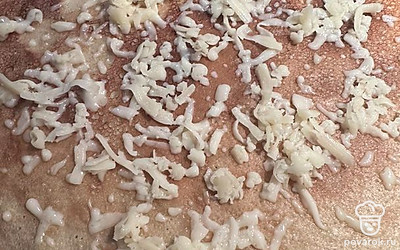 Блин переворачиваем и посыпаем сыром.