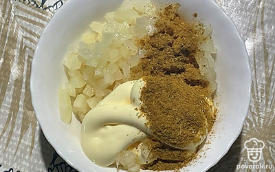 Добавьте майонез и карри, перемешайте.