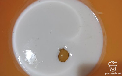 В глубокую миску разобьем яйцо, выльем кефир. В нем предварительно погасим соду. Посолим, добавим подсолнечное масло, все хорошо перемешаем. Далее постепенно введем муку.