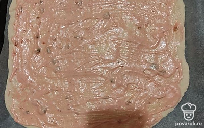 Раскатаем тесто и положим на противень. Смажем его майонезом с кетчупом или лечо.