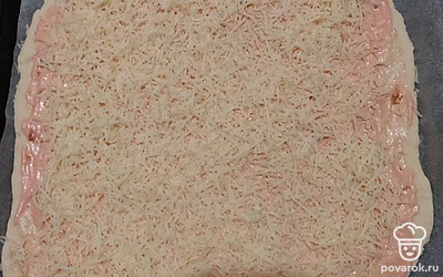 Посыпем основу сыром, натертым на терке.