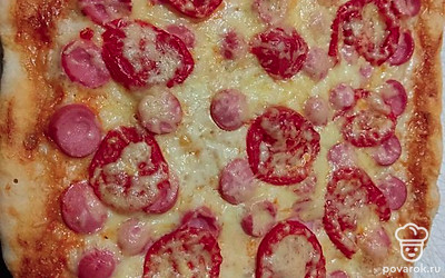 Пиццу подаем теплой, с горячим чаем.