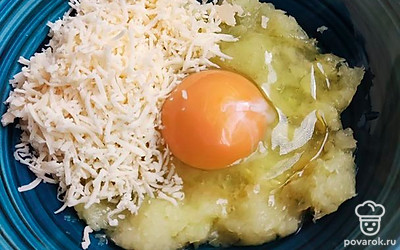 Кабачок переложите в миску, добавьте яйцо и сыр моцарелла, натертый на мелкой терке. Перемешайте.