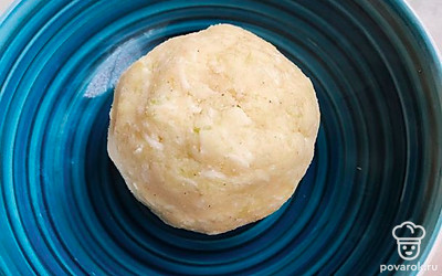 Далее добавьте муку, соль и специи. Замесите тесто. Оно получается густое (растекаться не должно).