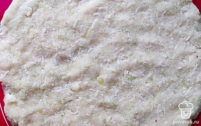 На пергаменте или коврике для запекания руками сформируйте основу для пиццы. Отправьте в разогретую духовку на 15-20 минут.