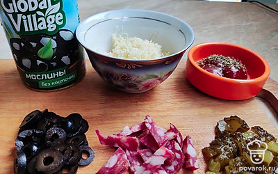 Приготовьте соус. Кетчуп смешайте с прованскими травами, начинку нарежьте.