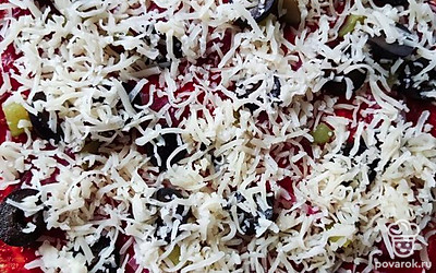 Достаньте основу из духовки, смажьте соусом и разложите начинку. Отправьте в духовку буквально на 2-5 минут, чтобы сыр растаял. Пицца готова. Наслаждайтесь без вреда для фигуры.